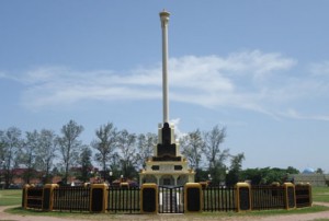 Minggu, Yuk Bersihkan Lapangan Tugu